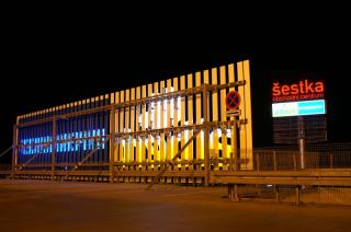 Samostatná led prosvětlená písmena, opálové plexi + translucentní fólie, lamely za písmeny - lakovaný plech osazený neony