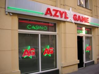 neonový nápis na desce z dibondu