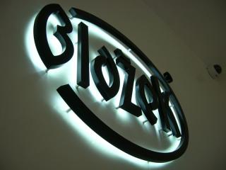Odfrézované čiré plexi tl. 20 mm, led diody,
lakované černou 
