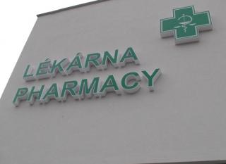 samostatná led prosvětlená písmena
prosvětlená plocha - opálové plexisklo + řezaná grafika,
boky písmen - lakovaný plech
plexisklo je v bílé lemovací pásce, přišroubované ke korpusu z lakovaného plechu