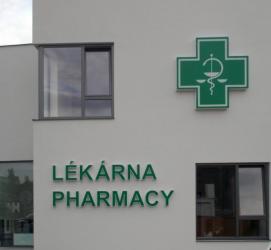 samostatná led prosvětlená písmena
prosvětlená plocha - opálové plexisklo + řezaná grafika,
boky písmen - lakovaný plech
plexisklo je v bílé lemovací pásce, přišroubované ke korpusu z lakovaného plechu